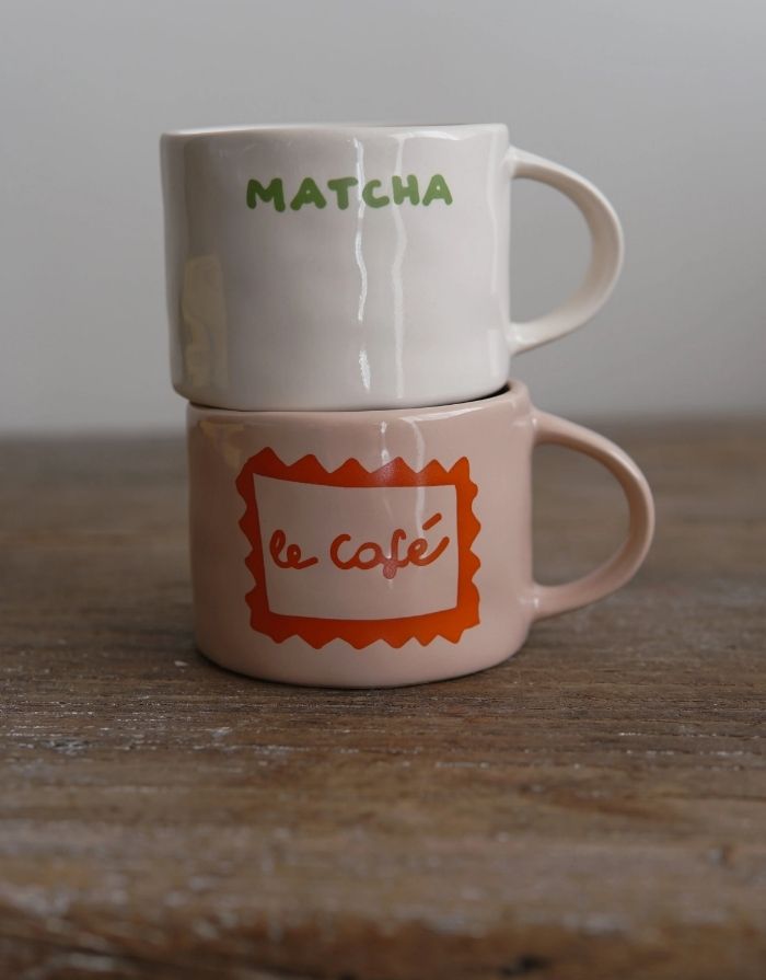  SISI House of Style Henkelbecher Matcha, off-white mit grünem Schriftzug, handgefertigt, 9 x 9 x 7 cm.
