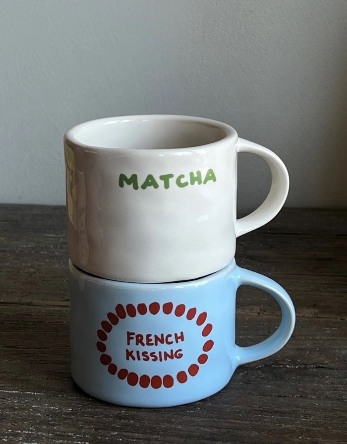  SISI House of Style Henkelbecher Matcha, off-white mit grünem Schriftzug, handgefertigt, 9 x 9 x 7 cm.