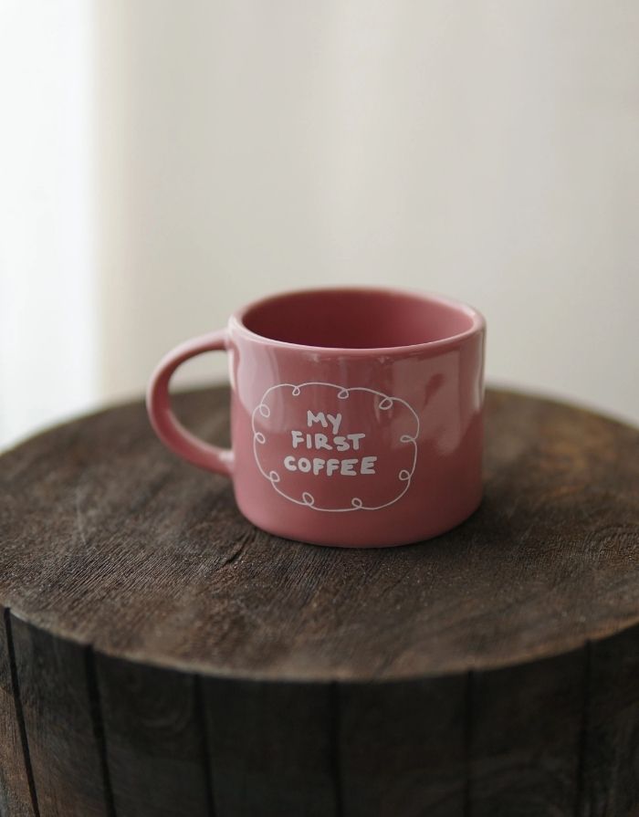 SISI House of Style Henkelbecher My first Coffee in Pink mit weißem Schriftzug, handgefertigt, 9 x 9 x 7 cm.