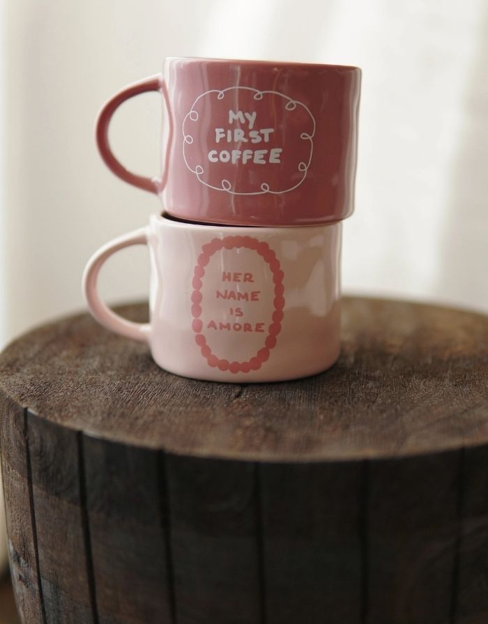 SISI House of Style Henkelbecher My first Coffee in Pink mit weißem Schriftzug, handgefertigt, 9 x 9 x 7 cm.