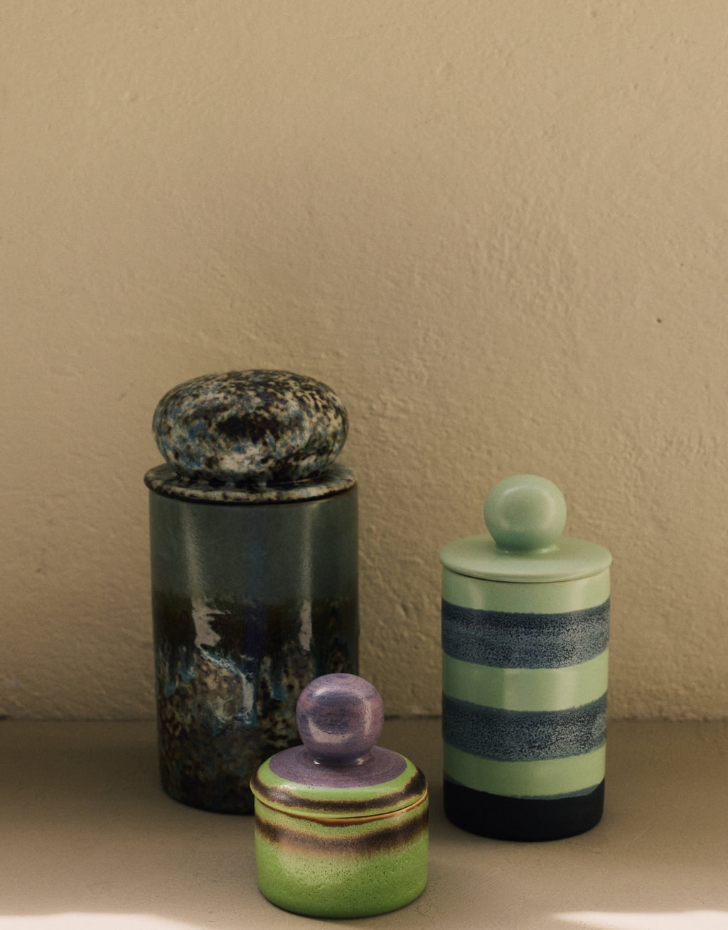 Mittelgroße Aufbewahrungsdose aus der 70s Ceramics Kollektion von HKliving aus glasiertem Steingut in Multicolour mit Deckel.