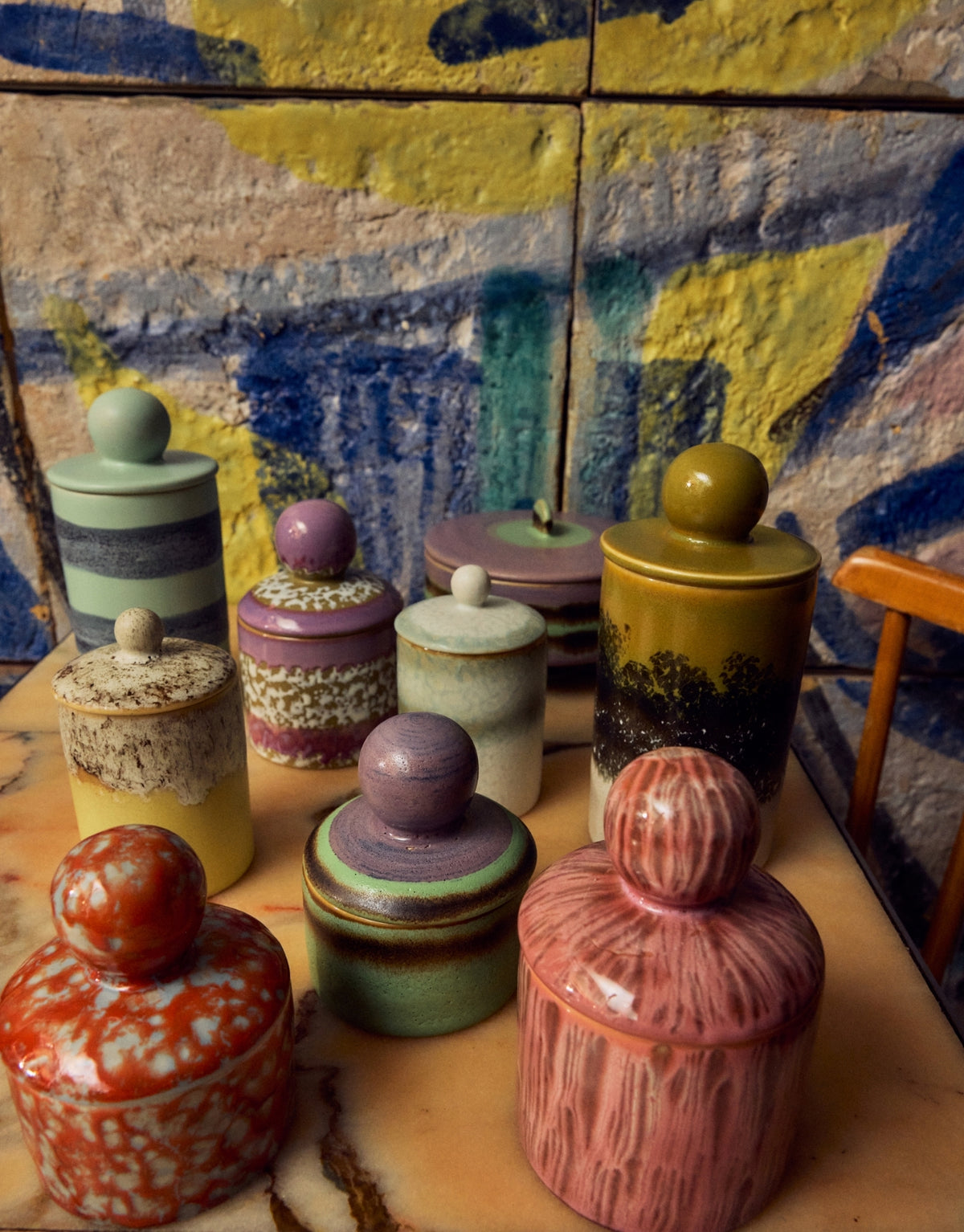 Mittelgroße Aufbewahrungsdose aus der 70s Ceramics Kollektion von HKliving aus glasiertem Steingut in Multicolour mit Deckel.