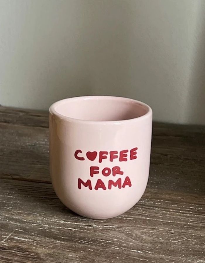 SISI House of Style Becher Coffee for mama, beige mit burgunderrotem Schriftzug, handgefertigt, 8 x 8 x 8 cm.