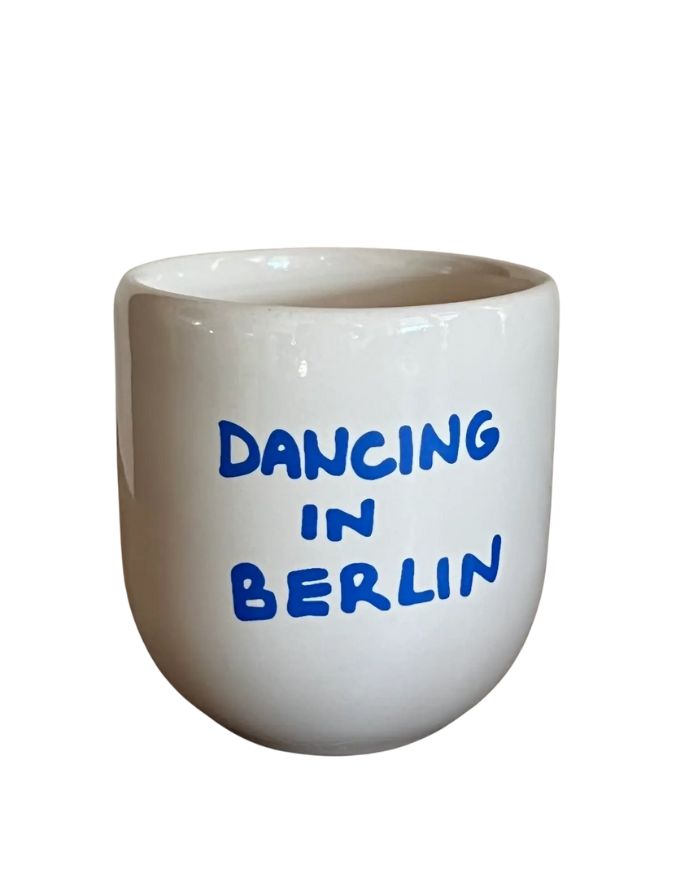SISI House of Style Becher Dancing in Berlin weiß mit blauem Schriftzug, handgefertigt, 8 x 8 x 8 cm.