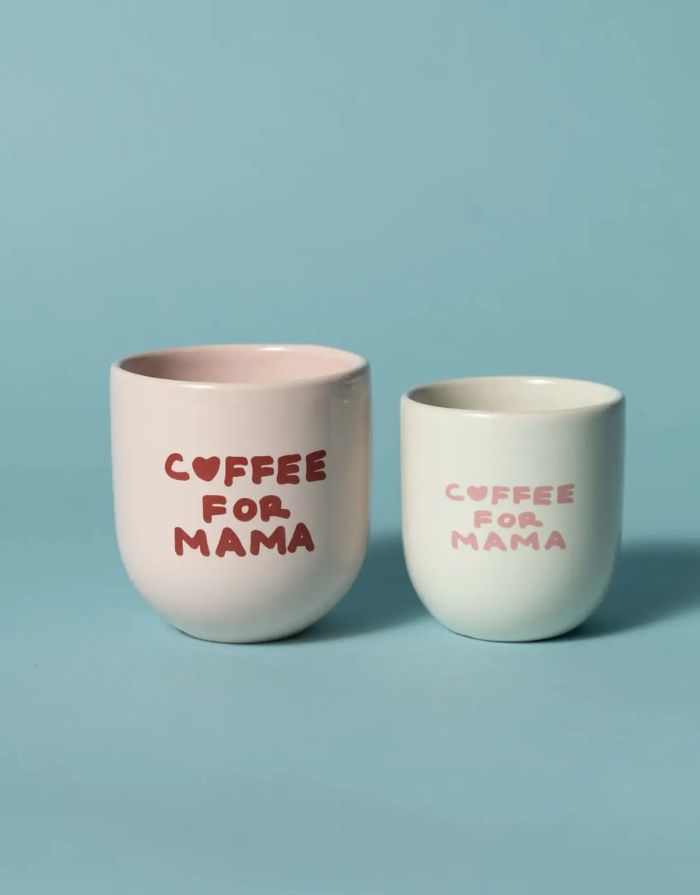 Espresso Becher Coffee for Mama in Weiß und Becher Miss Perfect in Rosa von SISI House of Style – Größenvergleich vor hellblauem Hintergrund