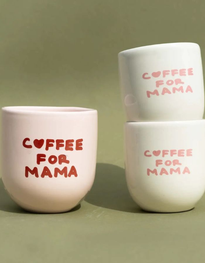 Espresso Becher Coffee for Mama in Weiß und Becher Miss Perfect in Rosa von SISI House of Style – Größenvergleich vor hellblauem Hintergrund