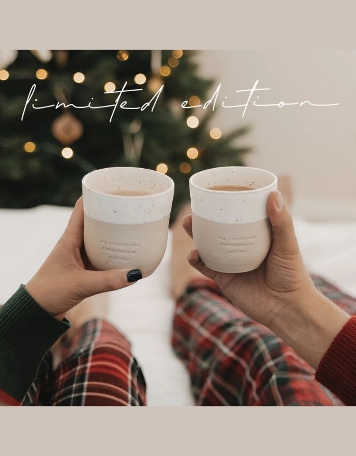 Becher Limited Edition All I Want for Christmas von Eulenschnitt aus handgefertigtem Steingut mit Schriftzug „All I want for Christmas is you“, 8,5 × 9,5 cm, ca. 320 ml, spülmaschinenfest und mikrowellengeeignet.