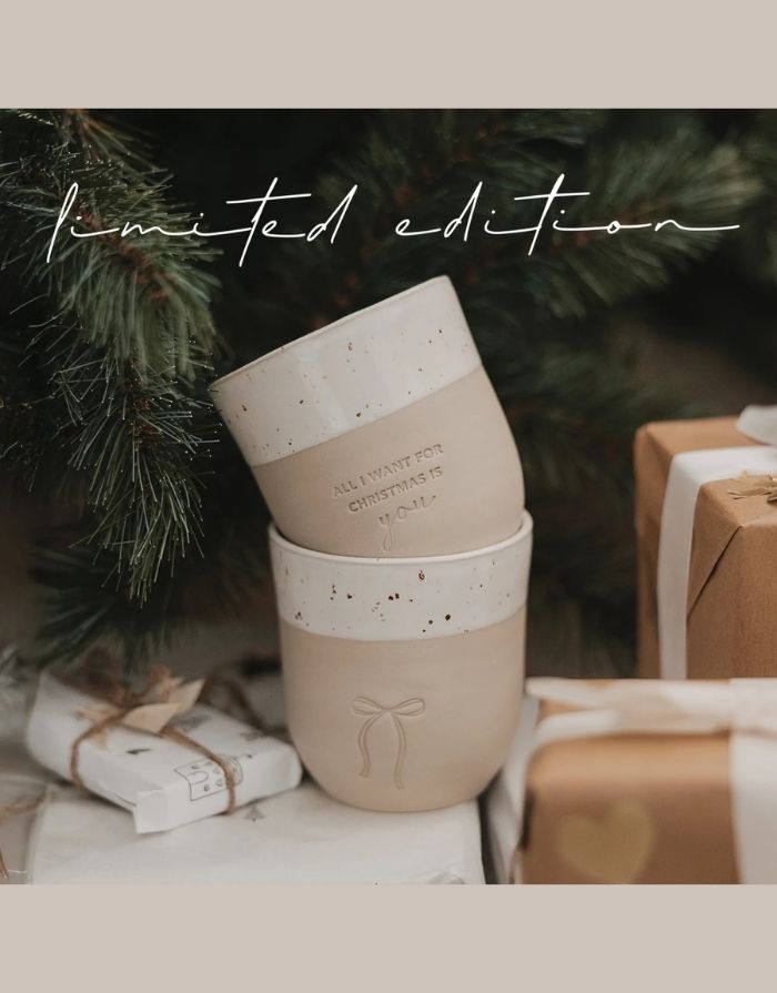 Becher Limited Edition All I Want for Christmas von Eulenschnitt aus handgefertigtem Steingut mit Schriftzug „All I want for Christmas is you“, 8,5 × 9,5 cm, ca. 320 ml, spülmaschinenfest und mikrowellengeeignet.