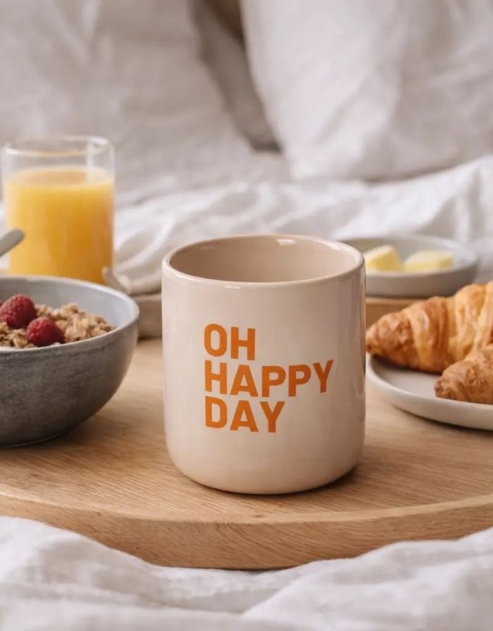 Keramikbecher Oh Happy Day von Herr & Frau Hempel mit inspirierendem Schriftzug und 260 ml Fassungsvermögen.