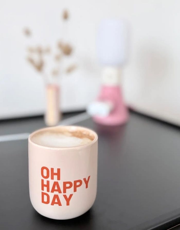 Keramikbecher Oh Happy Day von Herr & Frau Hempel mit inspirierendem Schriftzug und 260 ml Fassungsvermögen.