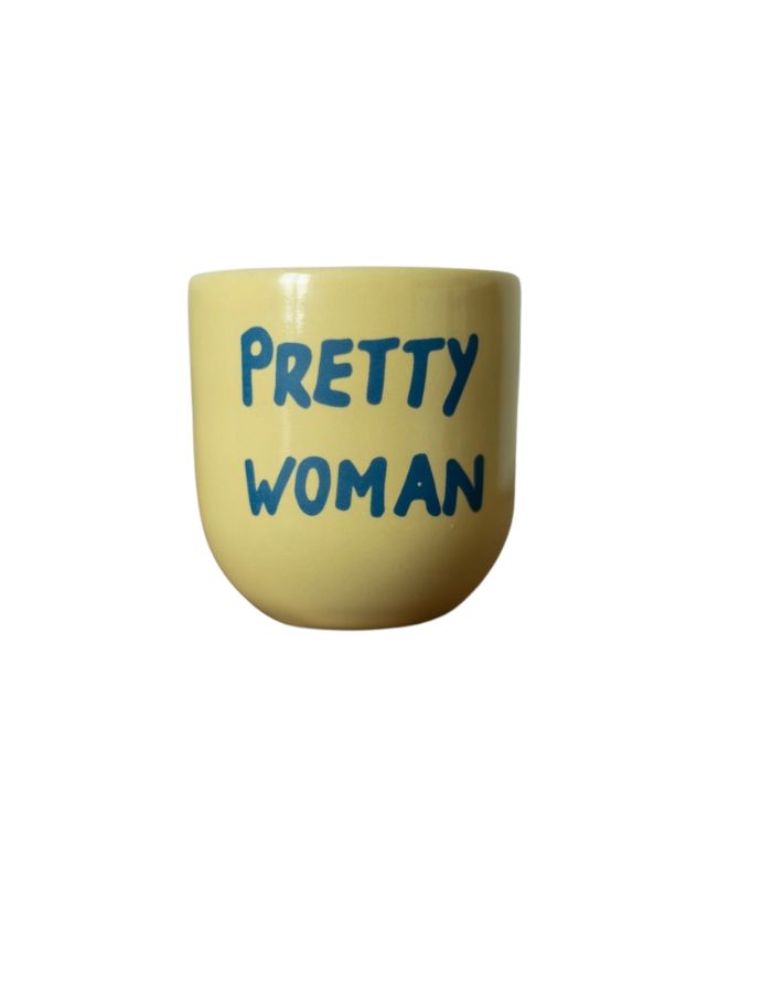 SISI House of Style Becher Pretty Woman gelb mit blauem Schriftzug, handgefertigt, 8 x 8 x 8 cm.
