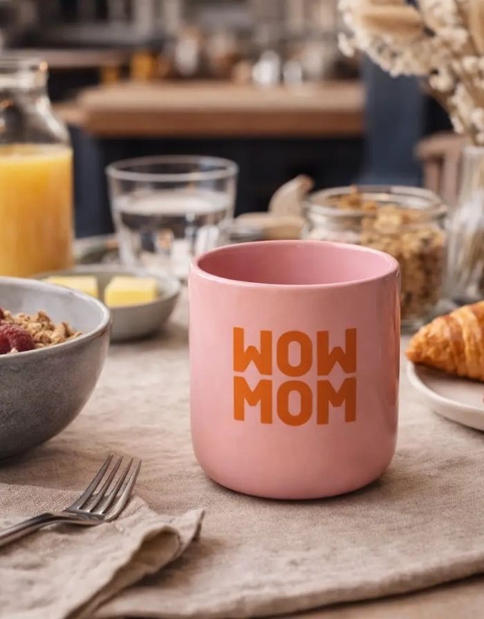  Keramikbecher Mom Wow von Herr & Frau Hempel mit fröhlichem Design und 260 ml Fassungsvermögen.