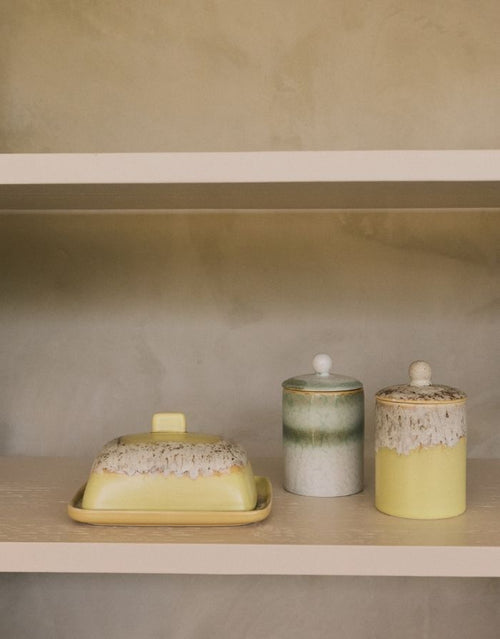 HKliving 70s Ceramics Butterdose Custard aus glasiertem Steingut mit Deckel im charakteristischen Retro-Design.