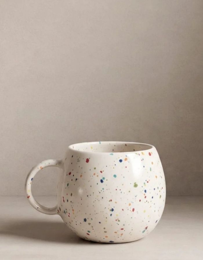 Weiß gesprenkelter Becher von Egg Back Home mit 500ml Fassungsvermögen
