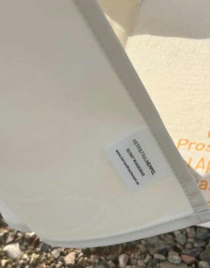 Geschirrtuch Amore von Herr & Frau Hempel aus 100 % Baumwolle, liebevolles Küchenhandtuch mit Aufhänger und „DU BIST WUNDERBAR“-Detail