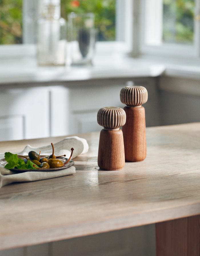 Gewürzmühle von Kähler aus Holz mit Keramik Kopf in Braun  in 14cm Höhe auf dem Tisch zusammen mit derselben Mühle in 18cm Höhe