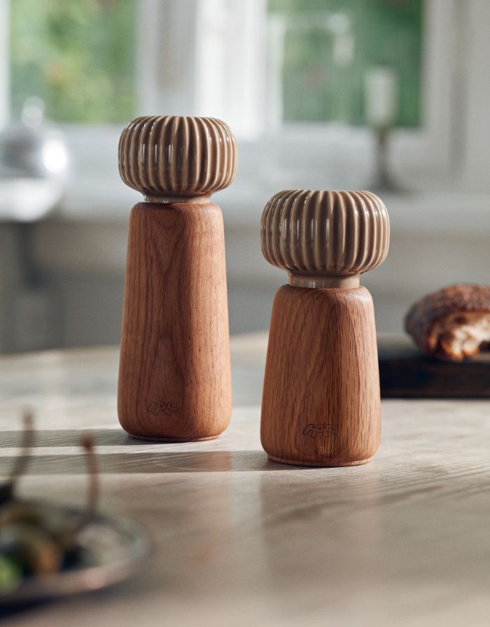 Gewürzmühle von Kähler aus Holz mit Keramik Kopf in Braun in 18cm Höhe zusammen mit derselben Gewürzmühle in 14cm Höhe
