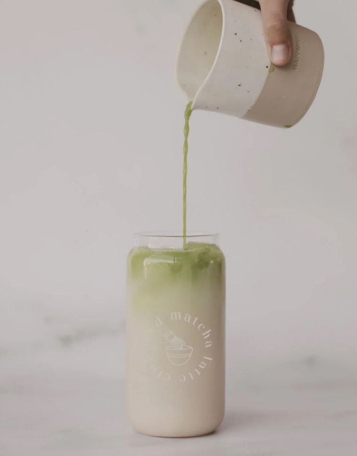 Hohes Trinkglas Iced Matcha Latte Club von Eulenschnitt mit modernem Schriftzug und 500 ml Fassungsvermögen.