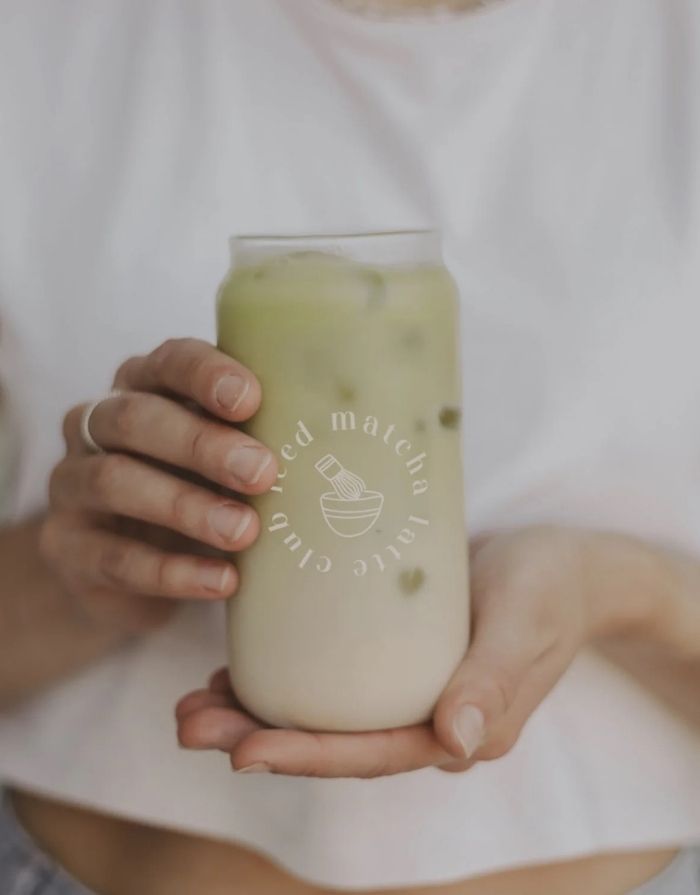 Hohes Trinkglas Iced Matcha Latte Club von Eulenschnitt mit modernem Schriftzug und 500 ml Fassungsvermögen.