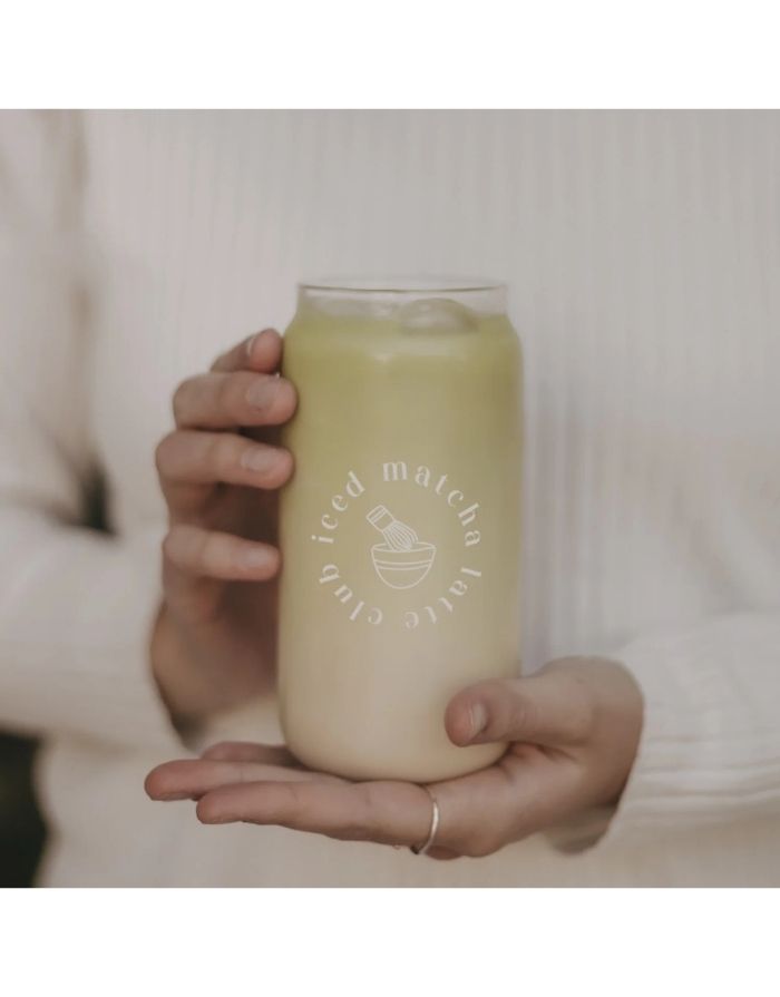 Hohes Trinkglas Iced Matcha Latte Club von Eulenschnitt mit modernem Schriftzug und 500 ml Fassungsvermögen.