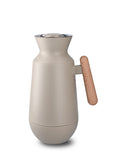 Day Break Thermoskanne 1 Liter von Rosendahl in Sand. Skandinavisches Design mit Glaseinsatz, Buchenholzgriff und tropffreiem Ausgießer – stilvoll und funktional.
