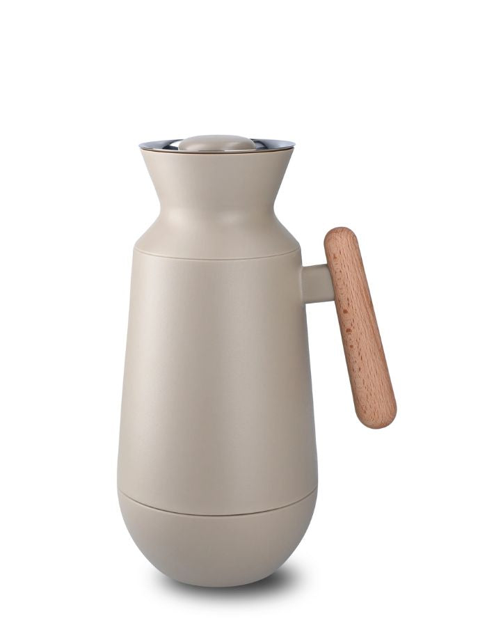Day Break Thermoskanne 1 Liter von Rosendahl in Sand. Skandinavisches Design mit Glaseinsatz, Buchenholzgriff und tropffreiem Ausgießer – stilvoll und funktional.

