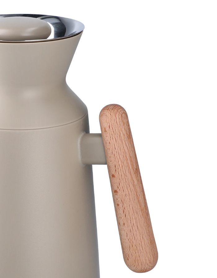 Day Break Thermoskanne 1 Liter von Rosendahl in Sand. Skandinavisches Design mit Glaseinsatz, Buchenholzgriff und tropffreiem Ausgießer – stilvoll und funktional.
