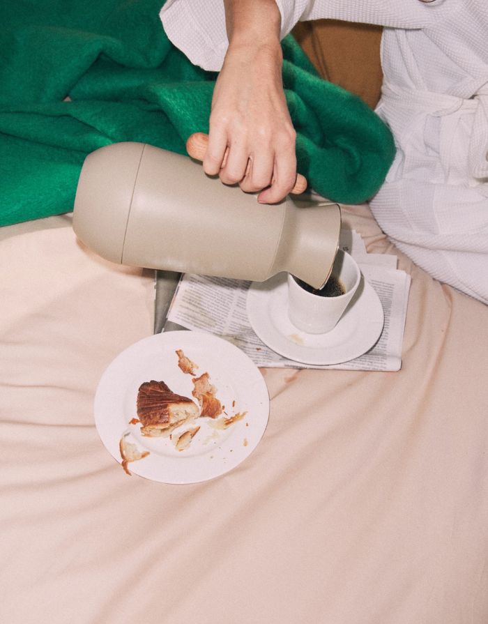 Day Break Thermoskanne 1 Liter von Rosendahl in Sand. Skandinavisches Design mit Glaseinsatz, Buchenholzgriff und tropffreiem Ausgießer – stilvoll und funktional beim Ausgießen von Kaffee