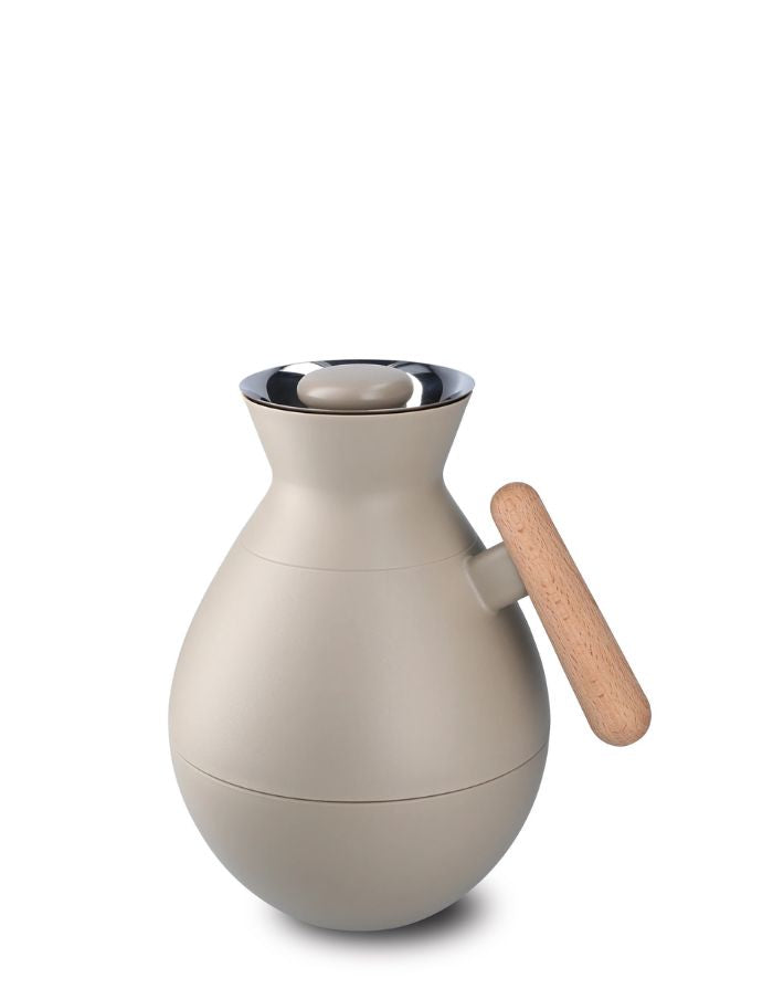 Rosendahl Stay Warm Thermoskanne in Sand mit Buchenholzgriff und 1 Liter Fassungsvermögen im skandinavischen Design.