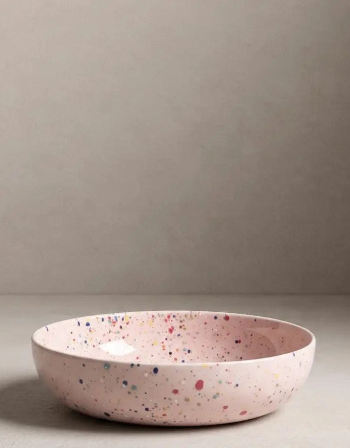 Pastateller Pink Egg ø21cm von Egg Back Home – Seitenansicht auf grauem Hintergrund, handgefertigtes Steinzeug
