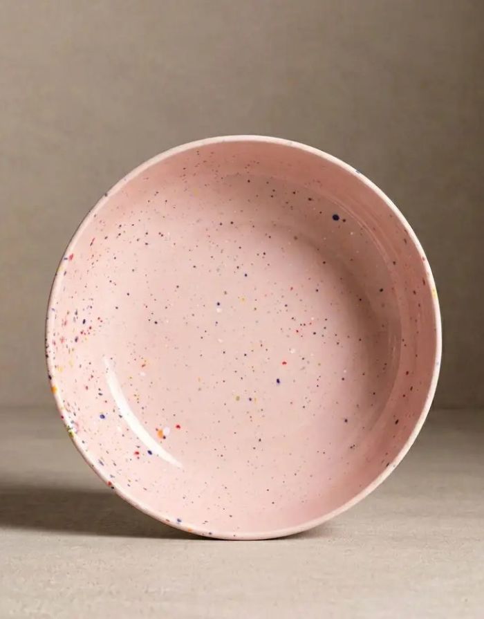 Pastateller Pink Egg ø21cm von Egg Back Home – Seitenansicht auf grauem Hintergrund, handgefertigtes Steinzeug
