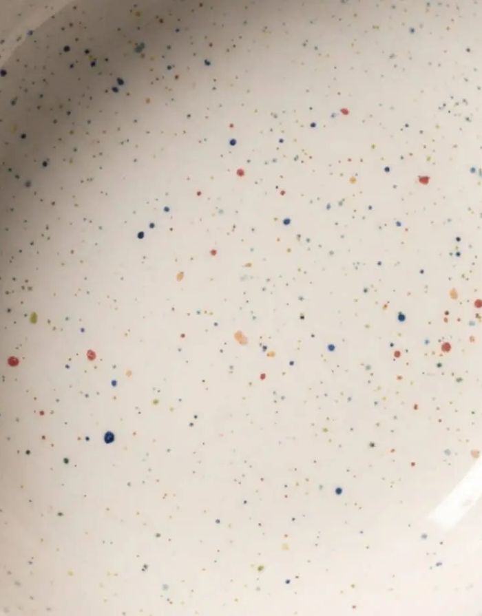 Pastateller White ø21cm von Egg Back Home – Detailaufnahme der Glasur mit buntem Sprenkelmuster