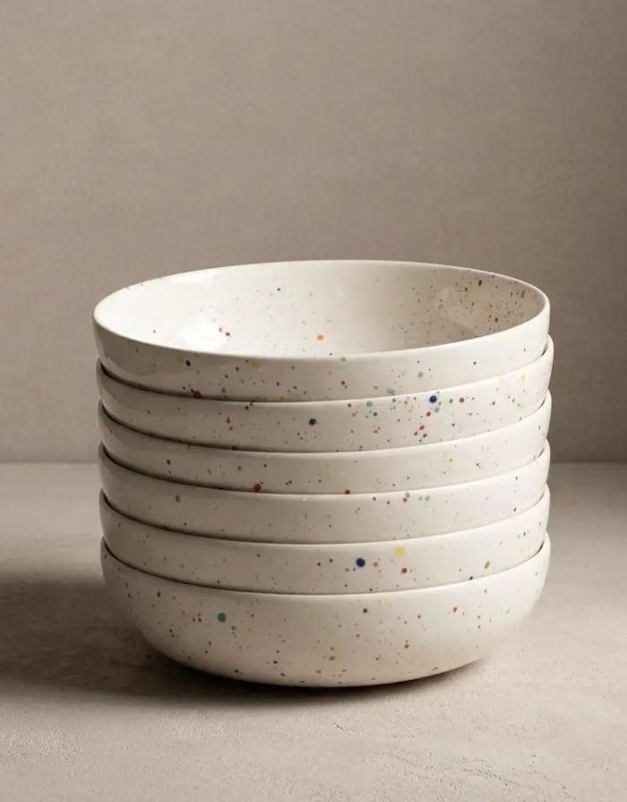 Pastateller White ø21cm von Egg Back Home – Detailaufnahme der Glasur mit buntem Sprenkelmuster