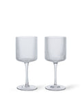 Zwei klare Ripple Weißweingläser von ferm LIVING aus mundgeblasenem Glas mit geriffelter Oberfläche und elegantem Stiel, jeweils 16,8 cm hoch und mit 260 ml Fassungsvermögen