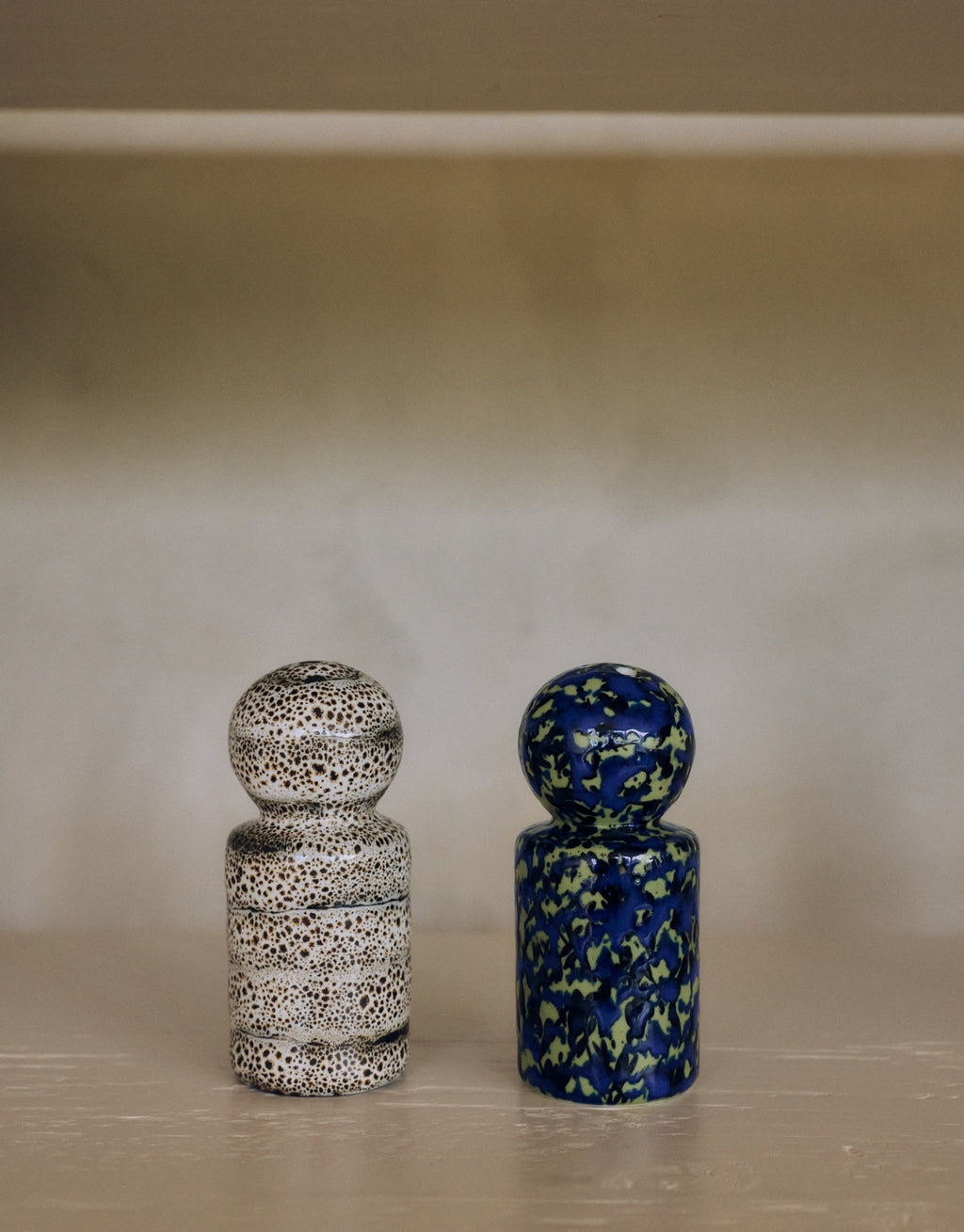 Salz- und Pfeffer-Set aus der 70s Ceramics Kollektion von HKliving aus glasiertem Steingut in verschiedenen Farben.