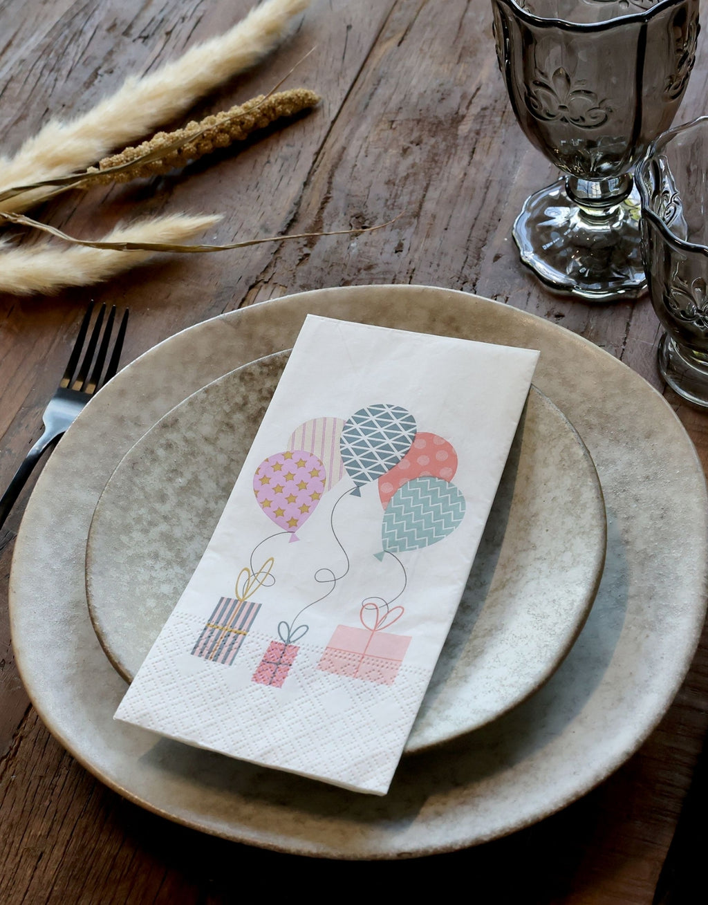 Weiße Papierservietten mit bunten Ballons und Geschenken von Chic Antique im Format 40 × 40 cm, 16 Stück pro Packung.