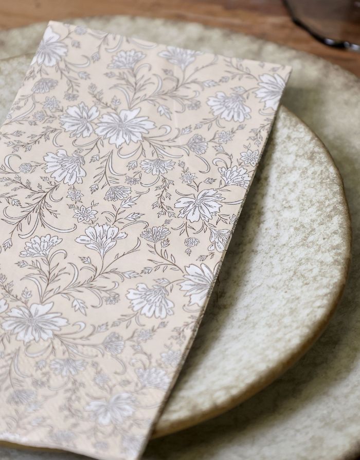  Sommerliche Papierservietten von Chic Antique mit dekorativem Design und 3-lagiger Qualität.
