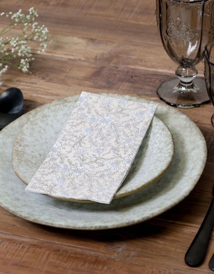  Sommerliche Papierservietten von Chic Antique mit dekorativem Design und 3-lagiger Qualität.