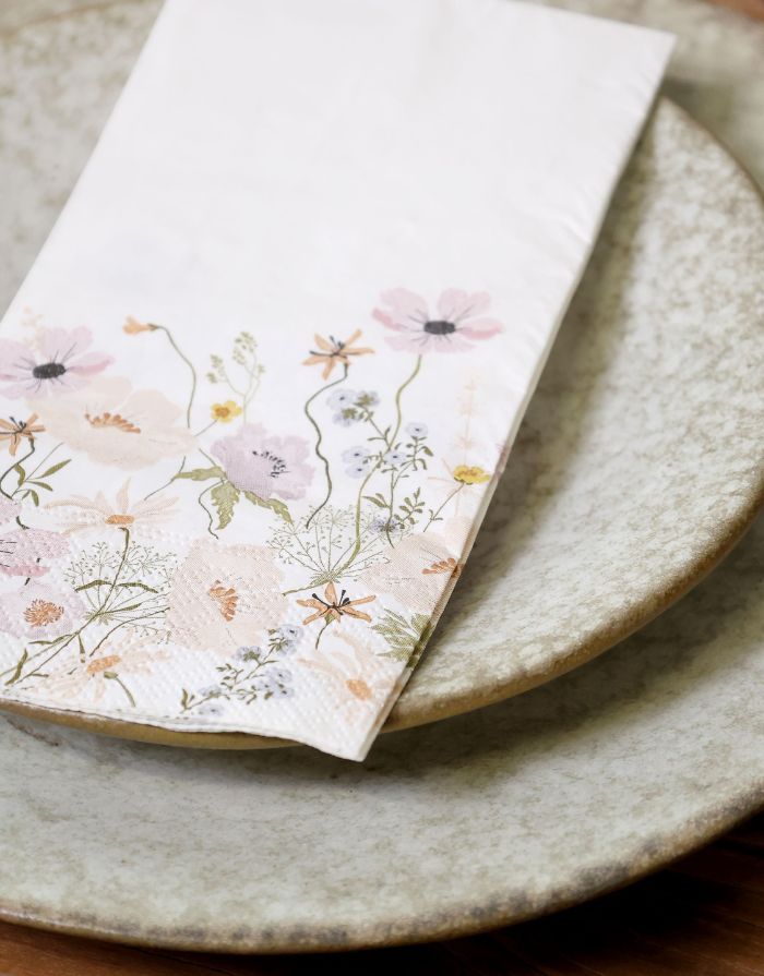 Sommerliche Papierservietten von Chic Antique mit dekorativem Design und 3-lagiger Qualität.