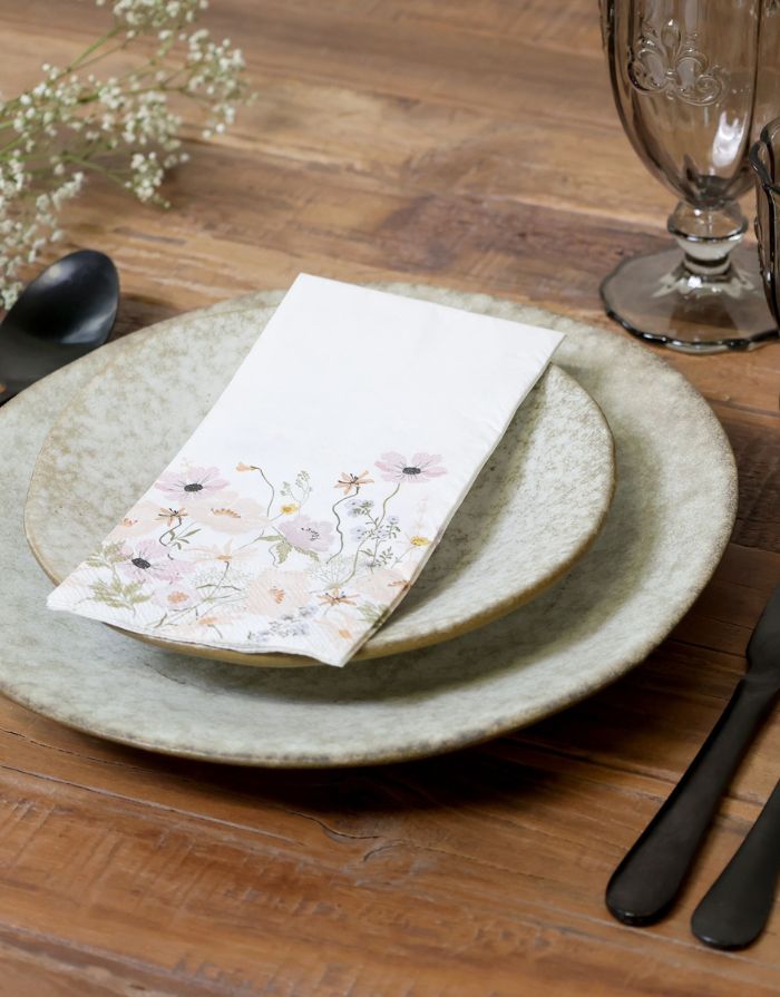 Sommerliche Papierservietten von Chic Antique mit dekorativem Design und 3-lagiger Qualität.