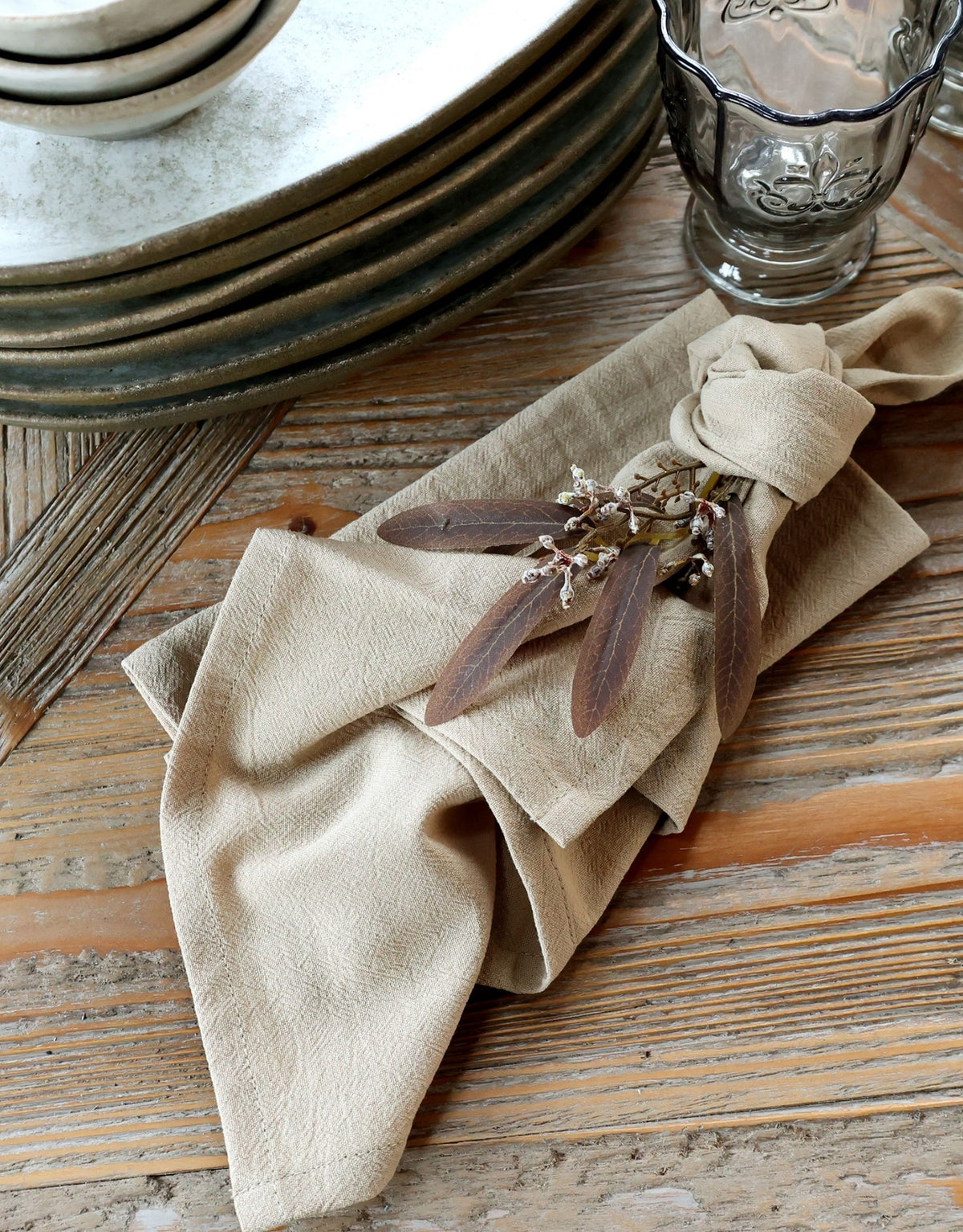 Naturfarbene Stoffserviette von Chic Antique aus Baumwolle in Leinenoptik im Format 40 × 40 cm.