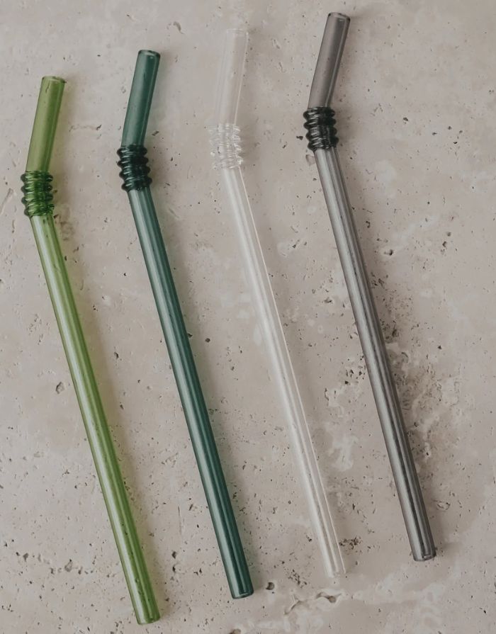 Eulenschnitt Glasstrohhalme geknickt im 4er Set aus Borosilikatglas in Grün, Anthrazit und Transparent.