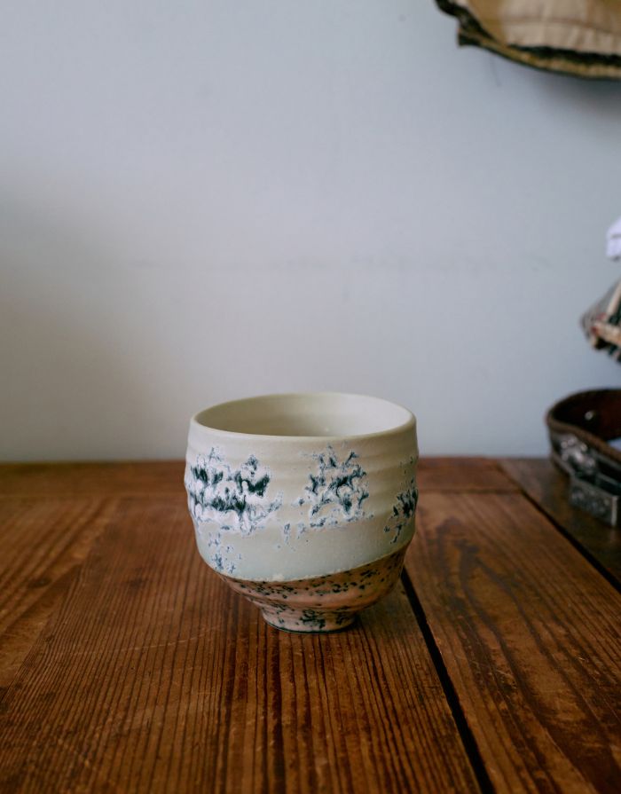 Tasse Artist Fused von hkliving – handbemalte Steinzeug-Tasse im Unikat-Look