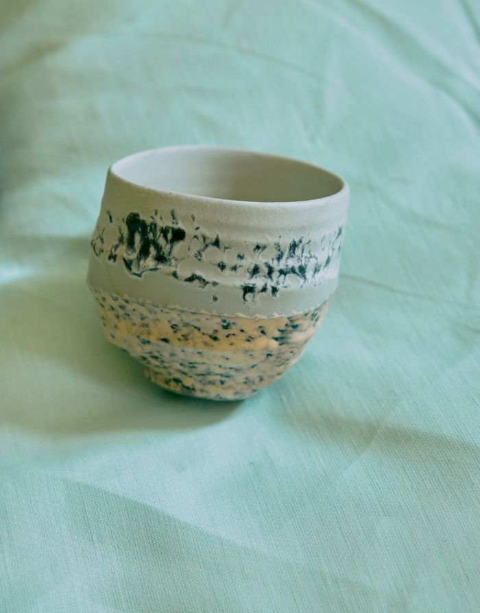 Tasse Artist Fused von hkliving – handbemalte Steinzeug-Tasse im Unikat-Look