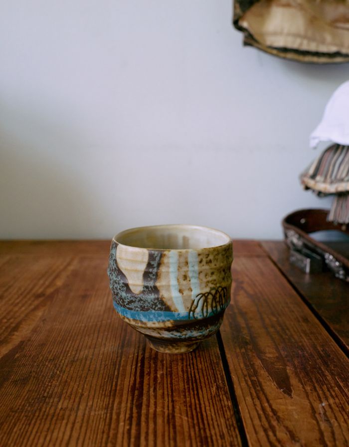 Tasse Artist Scratched von hkliving – handbemalte Steinzeug-Tasse im Unikat-Look