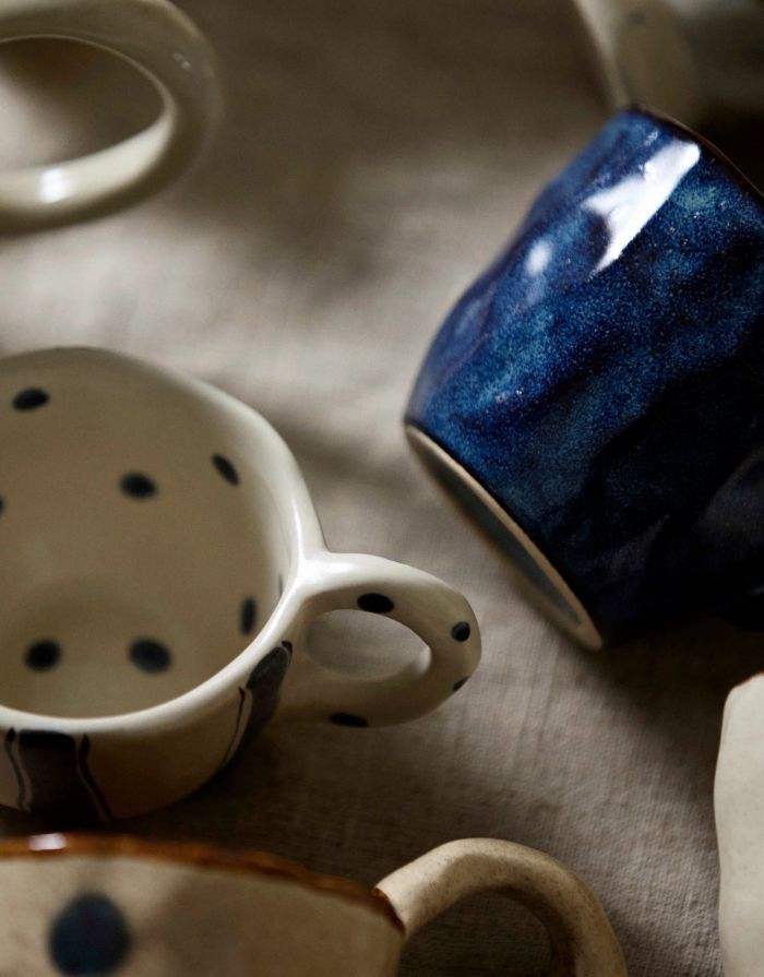 Atelier FORMA GOGI Tasse aus handbemalter Keramik mit blauen Streifen und Punkten.