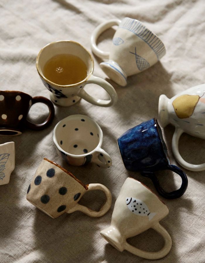 Atelier FORMA GOGI Tasse aus handbemalter Keramik mit blauen Streifen und Punkten.
