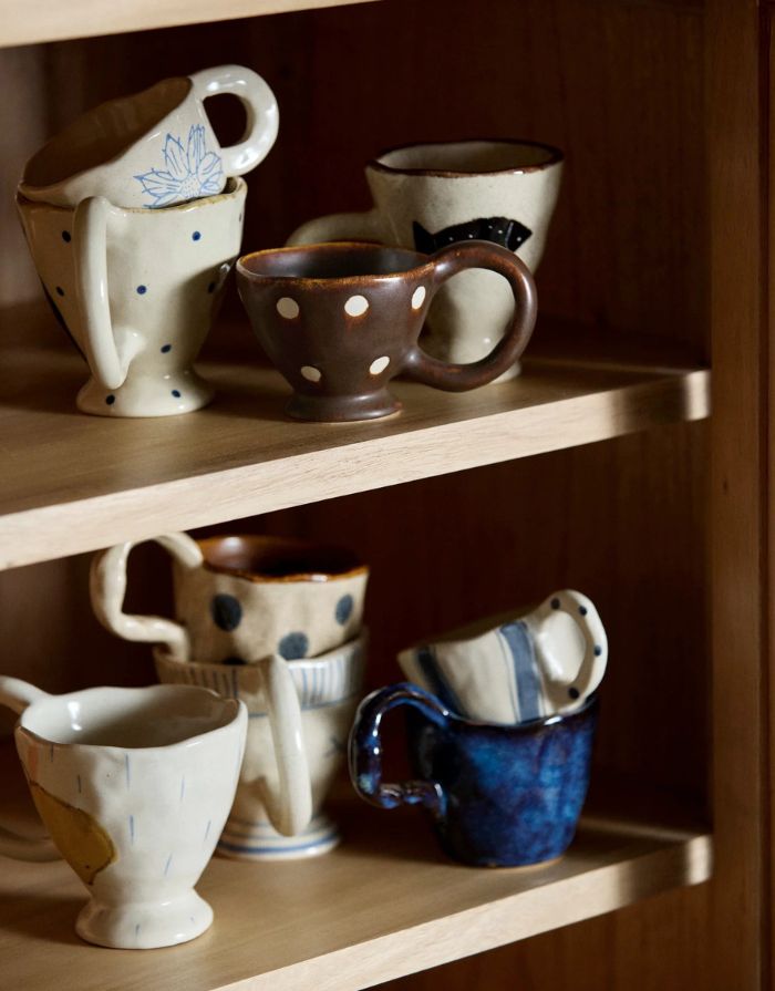 Atelier FORMA GOGI Tasse aus handbemalter Keramik mit blauen Streifen und Punkten.