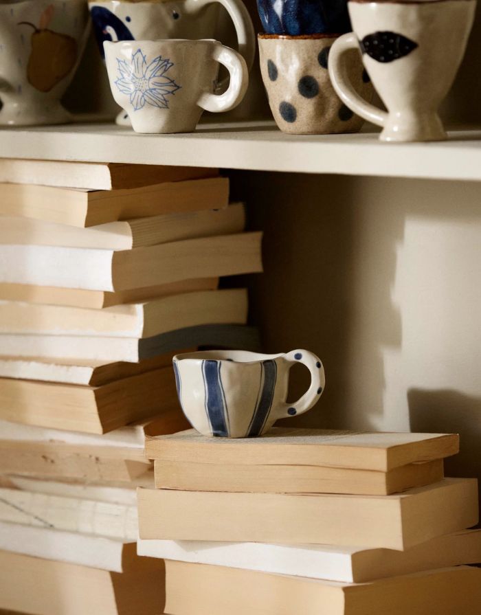 Atelier FORMA GOGI Tasse aus handbemalter Keramik mit blauen Streifen und Punkten.