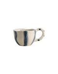 Atelier FORMA GOGI Tasse aus handbemalter Keramik mit blauen Streifen und Punkten.